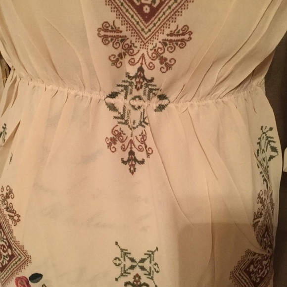 Floral print top with rolled arm cuff. - Picture 6 of 8